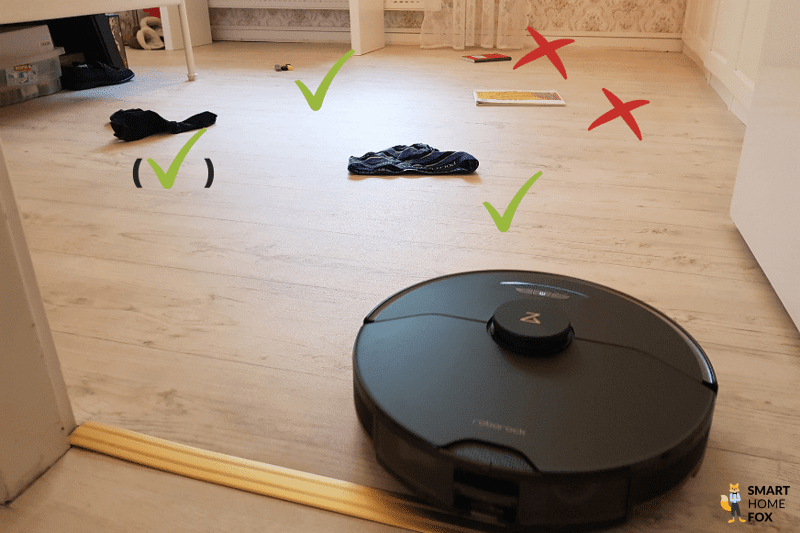 The Roborock S7 MaxV during the object recognition test of flat objects.